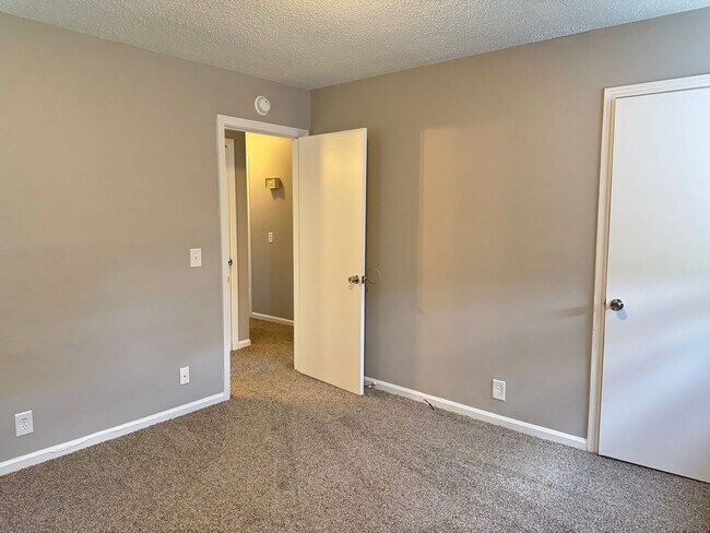 Building Photo - 2213 Glory Dr