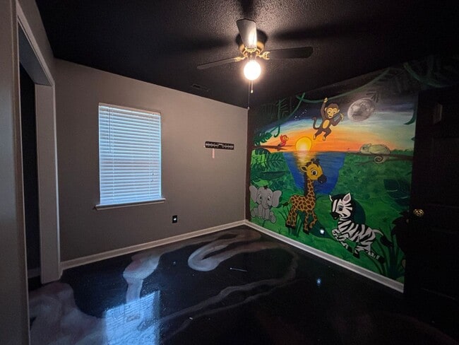 Building Photo - This is a must see!