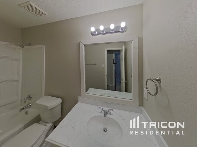 Building Photo - 1420 Deville Cir