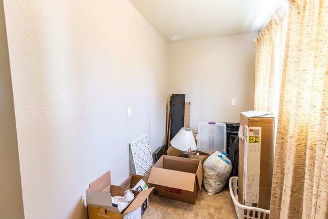 Building Photo - 6 Bedroom 3.5 Bathroom Tri-Level Home In Tempe close to ASU