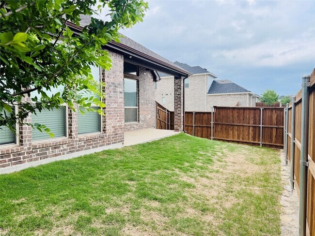 Building Photo - 3401 Riverlawn Dr