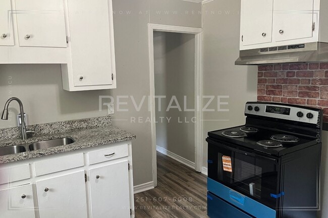 Building Photo - Renovated 1 Bedroom 1 Bath DUPLEX! **Plus a FREE 50" Smart TV!**