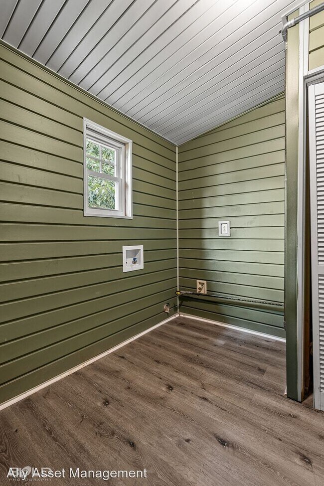 Building Photo - 4 br, 1 bath House - 2612 Hoyer St