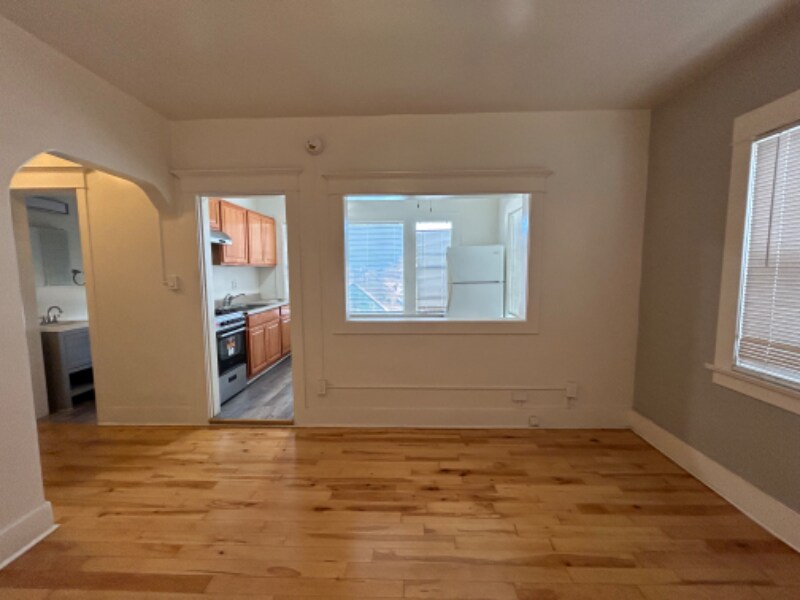 Building Photo - 836 S Park View St