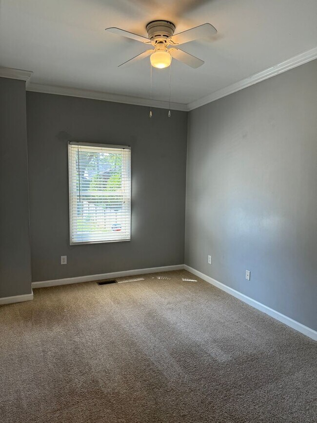 Building Photo - Price & Location!