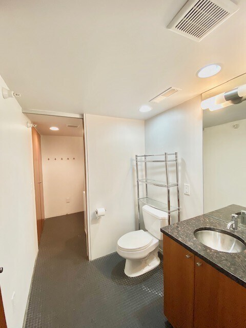 Building Photo - 520 1/2 E Grand Ave