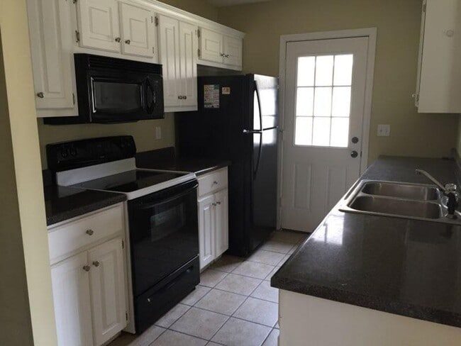 Building Photo - 3 BD/2 BA