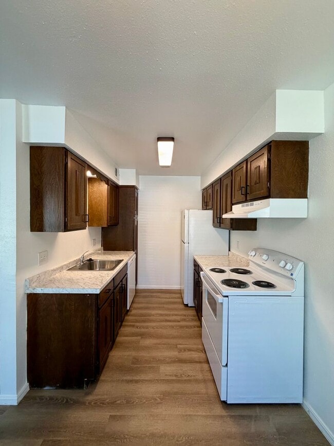 Building Photo - Beautiful Fully Remodeled 2 bedroom Townhome