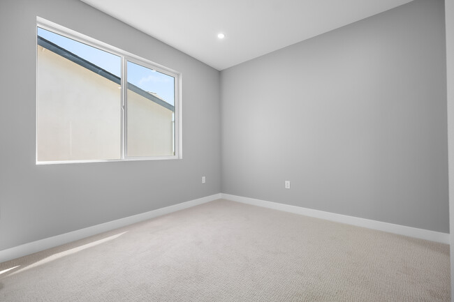 Building Photo - 182 S 66th St