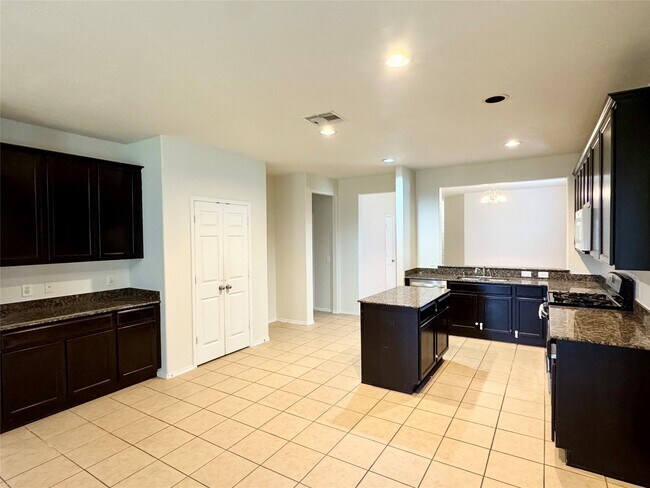 Building Photo - 1331 S Maple Dr