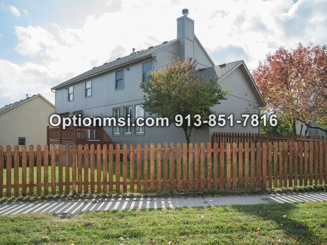 Building Photo - Close to Olathe East Highschool!