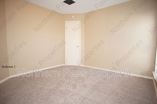Building Photo - 637 Woodcrest Ln