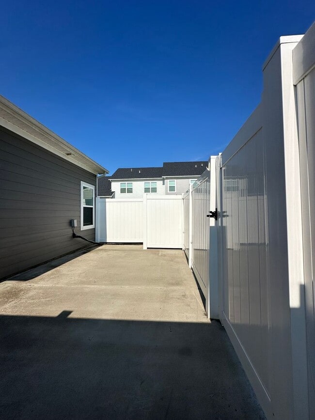 Building Photo - Beautiful 2 Bed 2.5 Bath Townhome *ZONED FOR BLACKMANS SCHOOLS*