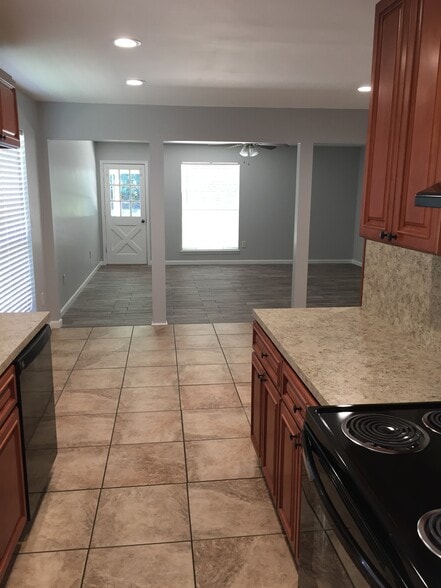 Building Photo - 10937 Carmel Dr