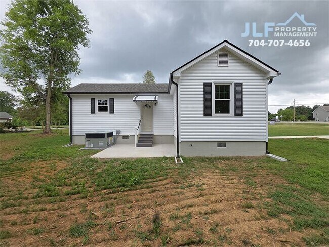 Building Photo - Fully Renovated 2 Bed/1 Bath Ranch in Salisbury!
