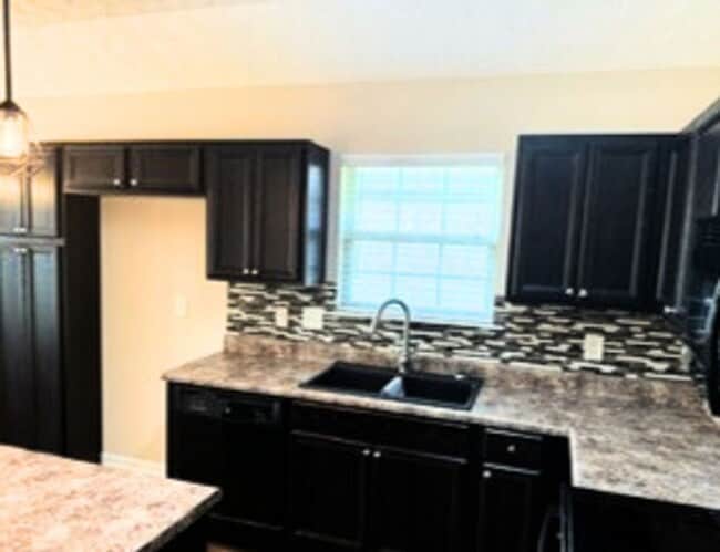 Building Photo - AVAILABLE NOW!!!