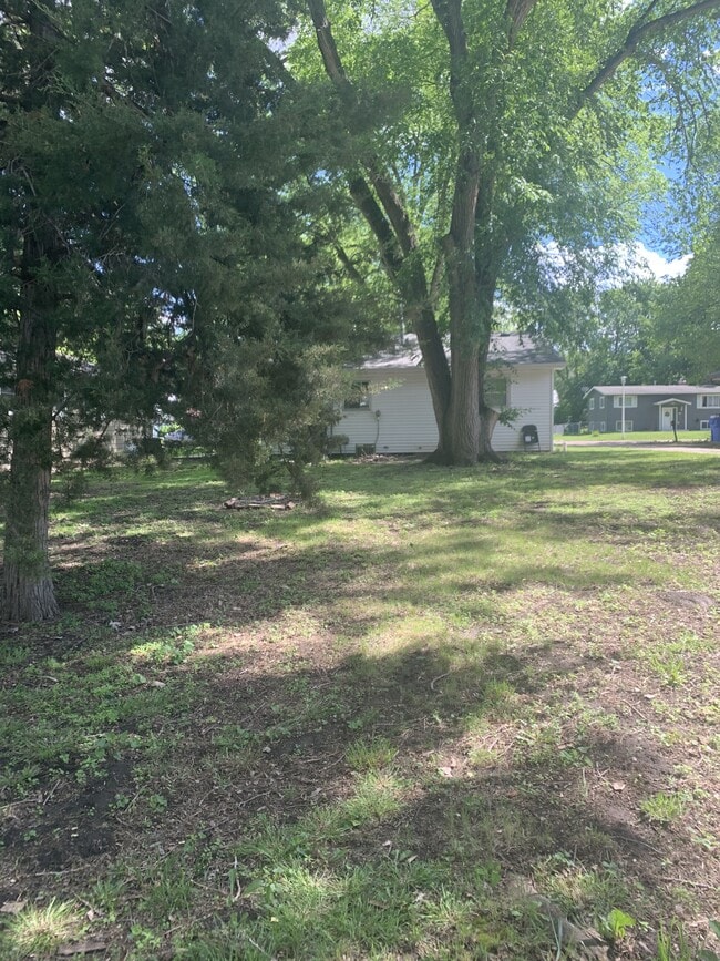 Building Photo - 513 W Clark St