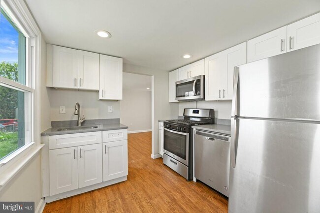 Building Photo - 240 Riverview Ave