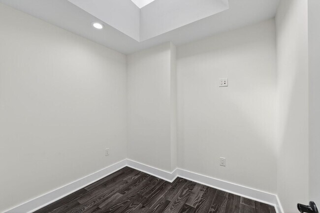 Building Photo - Available Now! 3 Bed 3.5 Bed in Brightwood...