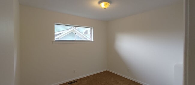 Building Photo - Duplex walking distance to UTC!