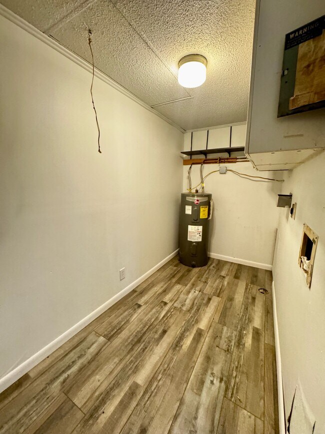 Building Photo - 5291 Dalewood Dr