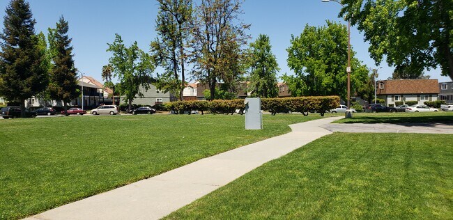 Park across street - No thru traffic - 1751 Ross Cir