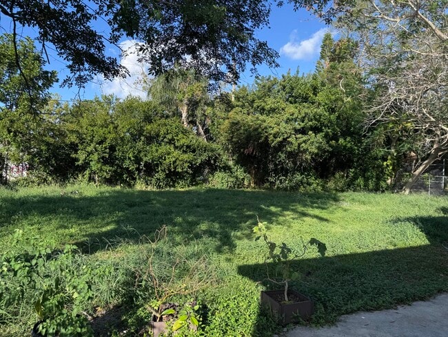 Building Photo - 151 SE Castana Ct