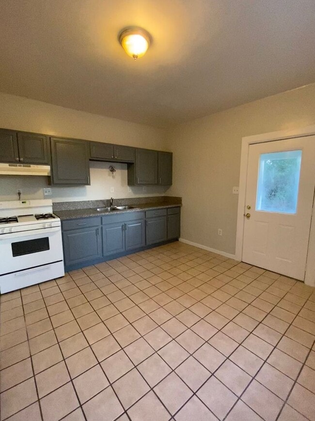 Building Photo - Beautifully updated and Spacious!  2 Bed House in Madisonville with walk through!!