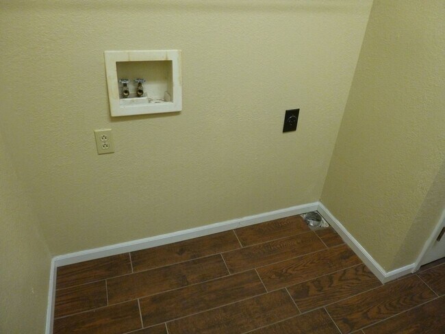 Building Photo - 2002 Middletown Dr