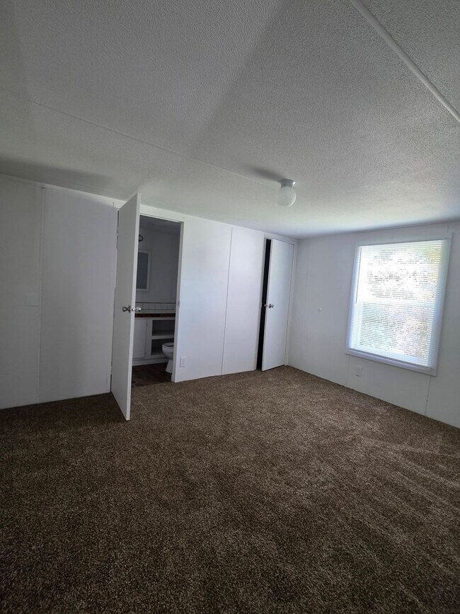 Building Photo - Ready to Move in