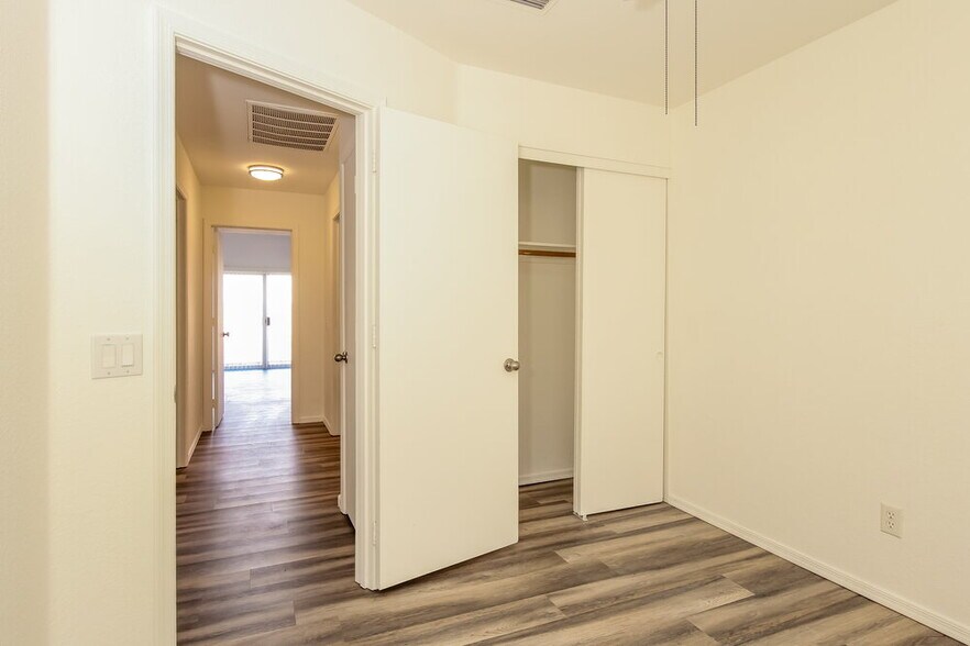 Building Photo - 252 W Wahalla Ln