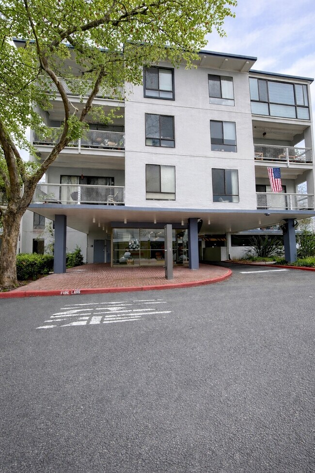 Building Photo - 4 Commodore Dr