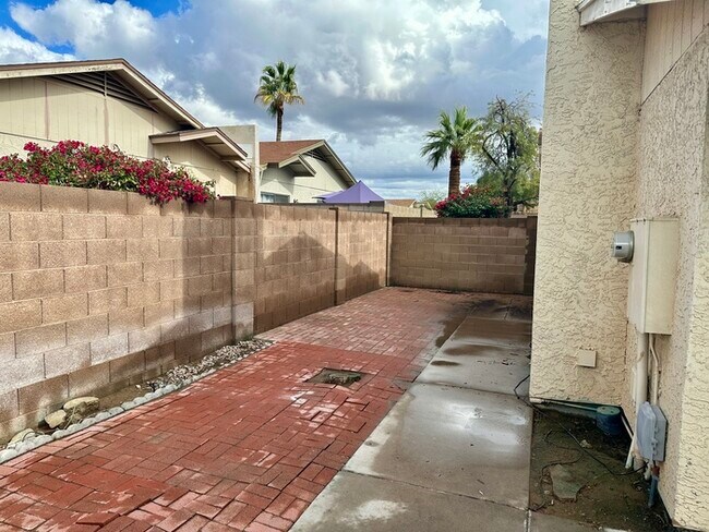Building Photo - Trails at Scottsdale! Updated patio home with multiple patios