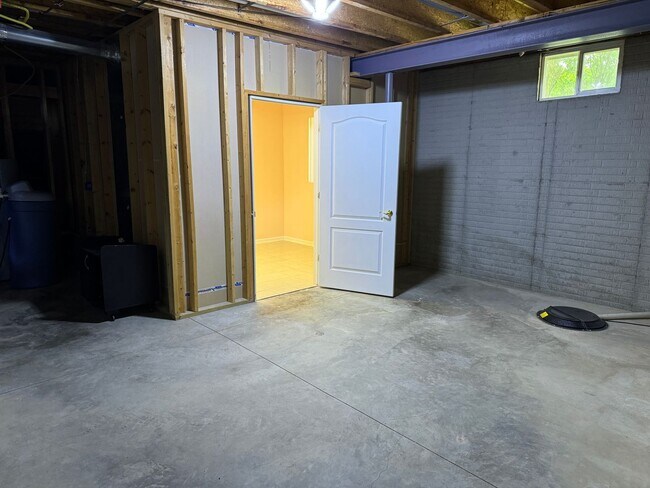Building Photo - Elkhorn Home For Rent In Quiet Neighborhood