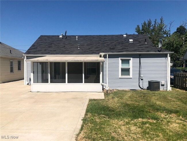 Building Photo - 29520 Cresthaven Dr