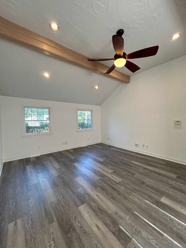 Building Photo - Spacious Colonial For Rent in Lyndhurst