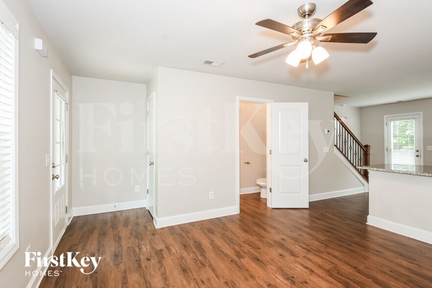 Building Photo - 2520 Belaire Dr