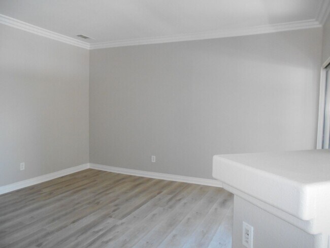 Building Photo - Spacious 2 Bedroom Condo Ready To Move-In!