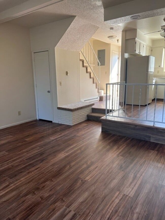 Building Photo - FREE RENT! 2x1 Townhome on Miller St S