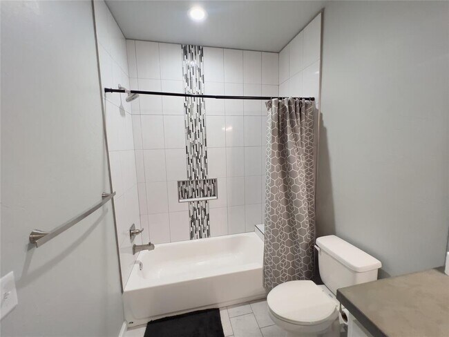 Building Photo - 424 Seville Dr