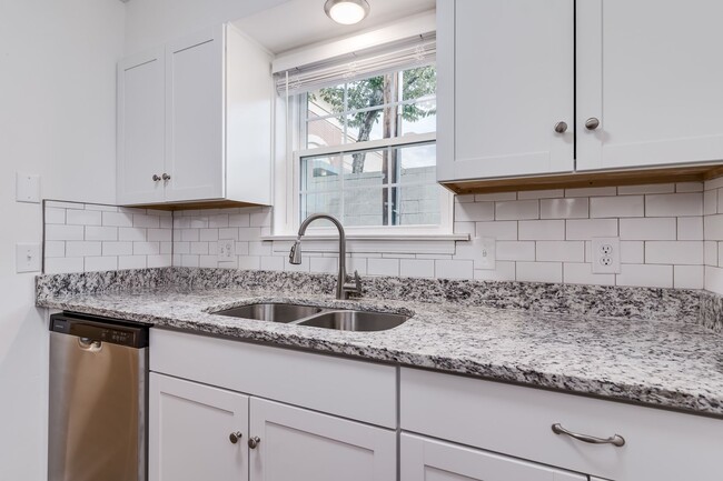 Building Photo - Charming 1-bedroom, 1-bath apartment locat...