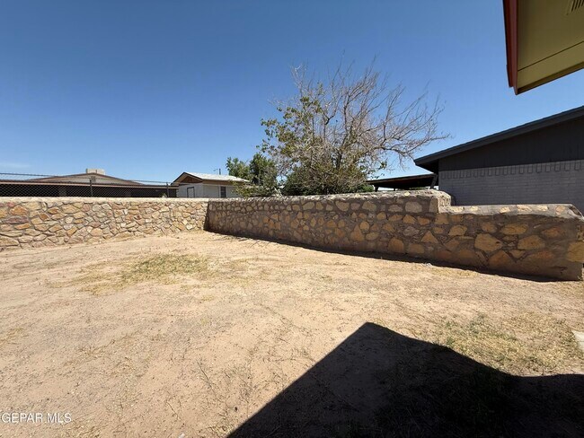 Building Photo - 955 Versailles Dr
