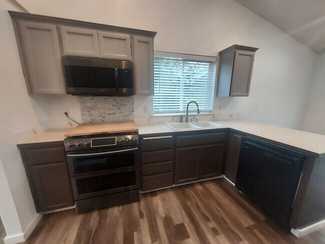 Building Photo - 4 bedroom 2.75 bath, Huge Fenced Yard with Landscaping Included!!