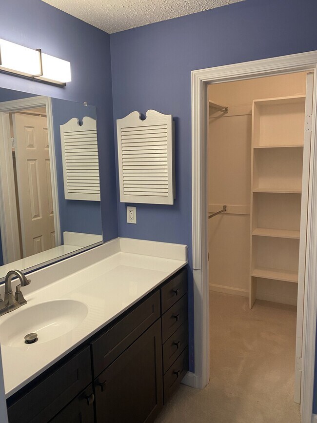 Building Photo - 423 Harbour Point