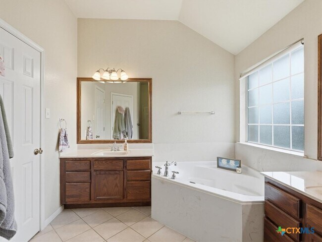 Building Photo - 1200 Lancelot Dr