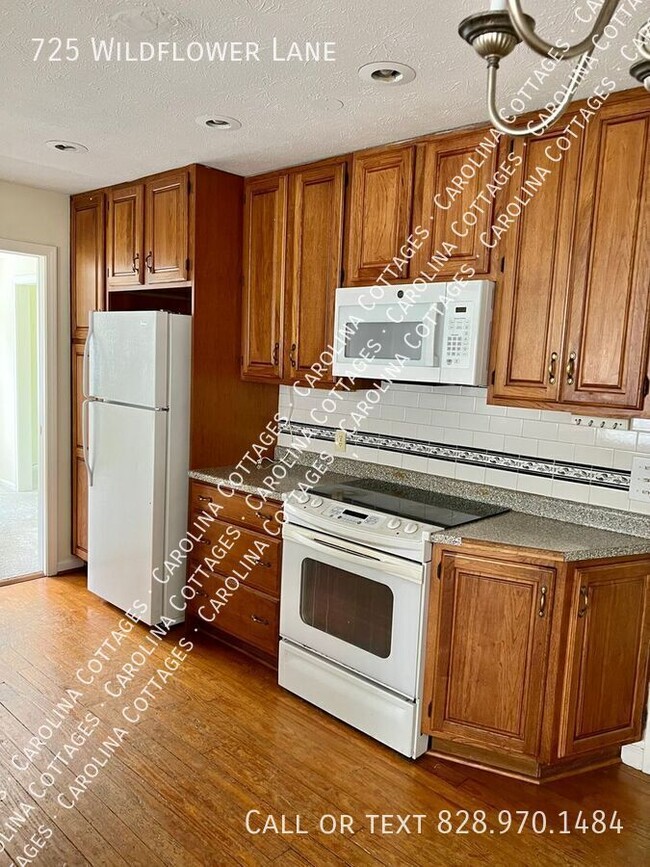 Building Photo - 725 Wildflower Ln