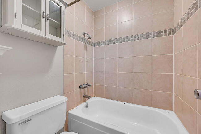 Building Photo - $1,395.00, 2 bed, 1 bath located in Denver...