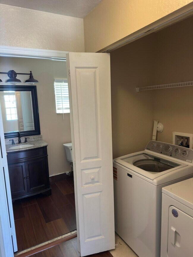 Building Photo - 5409 Eastbay Dr