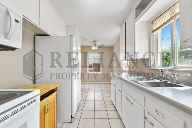 Building Photo - 726 S Apache Dr