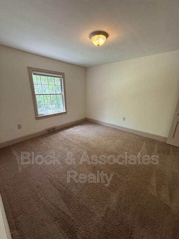 Building Photo - 227 Lexington Rd